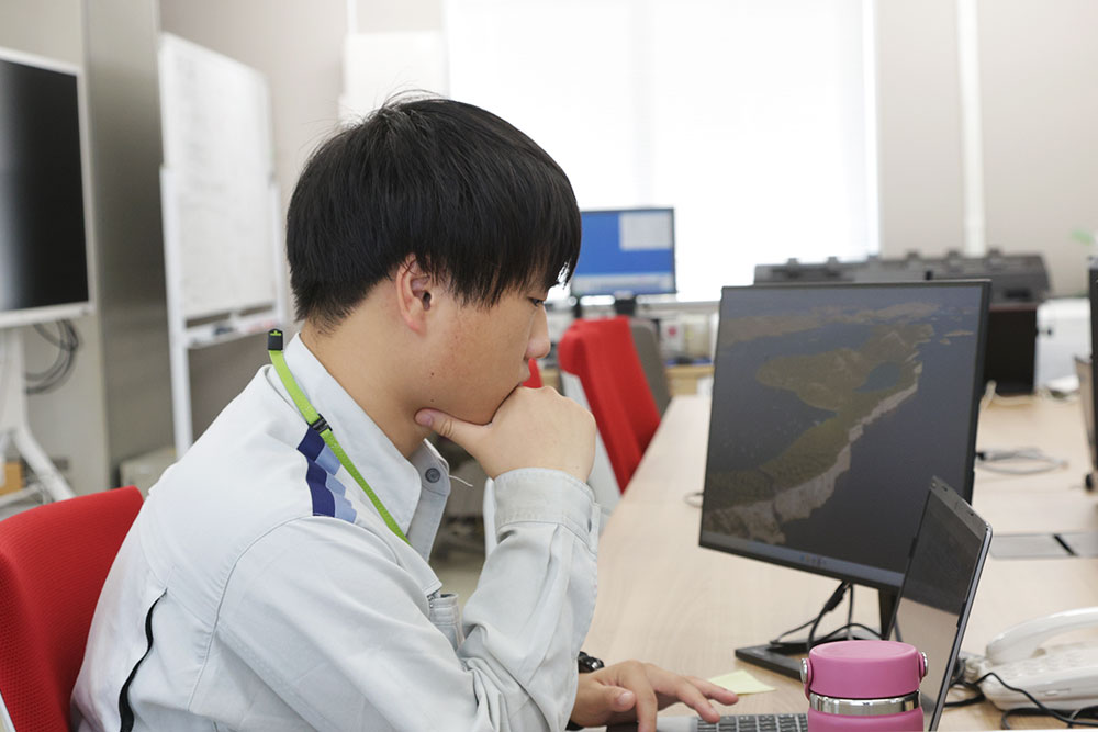 保安課-事務作業中